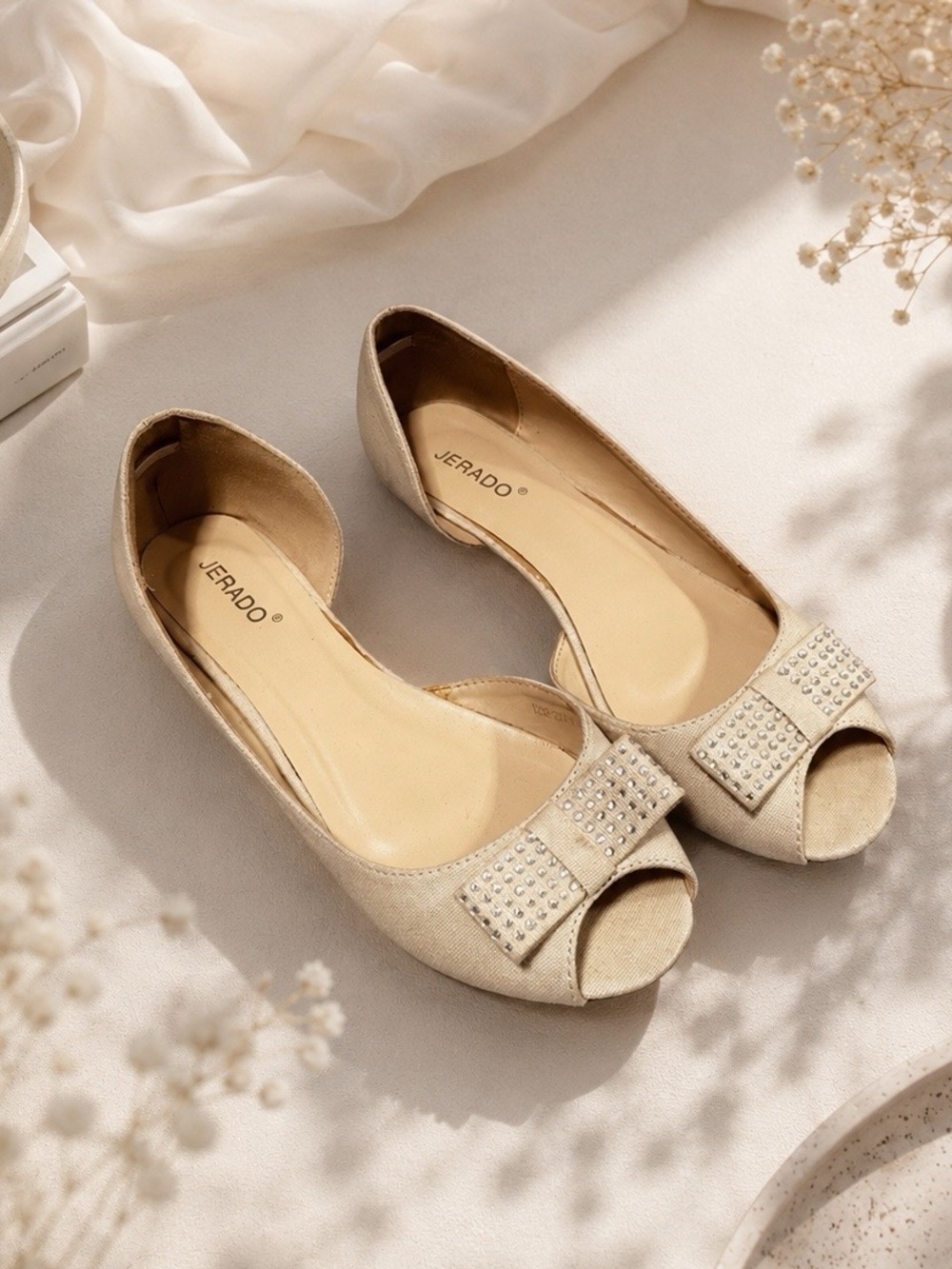 Flat shoes with bows
